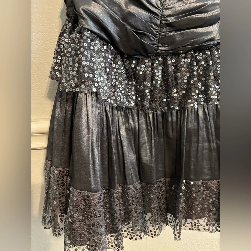 BETSEY JOHNSON Silver Ruched Pleated and Sequin Sweetheart Prom Dress. Size 12 - Picture 5 of 5